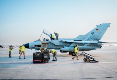 Soldaten beladen einen Kampfjet