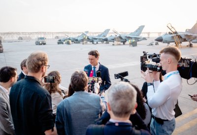 Ministerpräsident Wüst gibt auf dem Rollfeld ein Presse-Statement