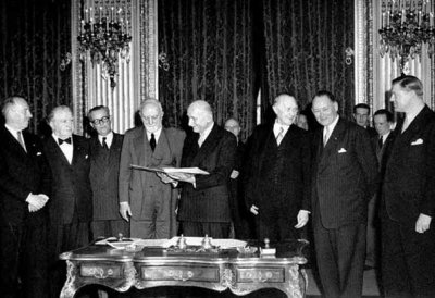 Das Bild zeigt die Unterzeichnung des Vertrags zur Gründung der Montanunion 1951