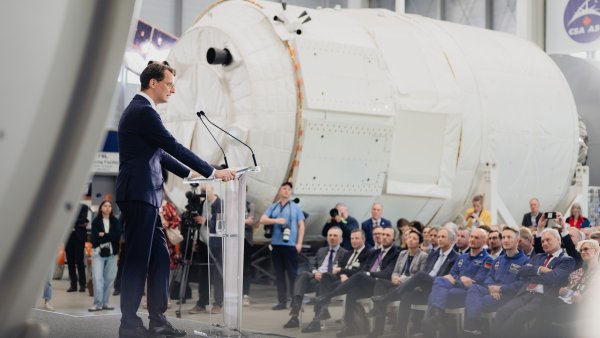 Ministerpräsident Wüst während seiner Keynote in der EAC-Trainingshalle