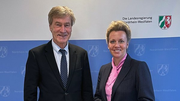 Prof. Dr. Gerd Heusch und Ministerin Brandes