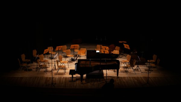 Konzertbühne mit Piano