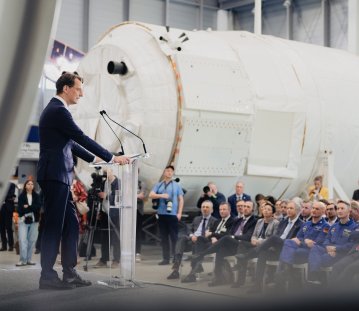 Ministerpräsident Wüst während seiner Keynote in der EAC-Trainingshalle