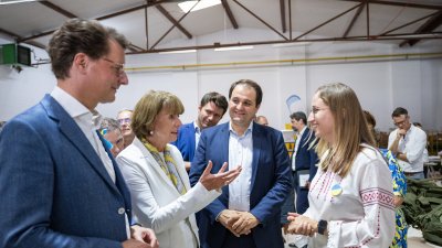 Ministerpräsident Hendrik Wüst besucht Spendenlager des Deutsch-Ukrainischen Vereins Blau-Gelbes Kreuz in Köln