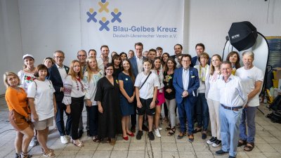 Ministerpräsident Hendrik Wüst besucht Spendenlager des Deutsch-Ukrainischen Vereins Blau-Gelbes Kreuz in Köln
