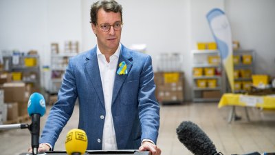 Ministerpräsident Hendrik Wüst besucht Spendenlager des Deutsch-Ukrainischen Vereins Blau-Gelbes Kreuz in Köln