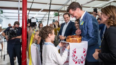 Ministerpräsident Hendrik Wüst besucht Spendenlager des Deutsch-Ukrainischen Vereins Blau-Gelbes Kreuz in Köln