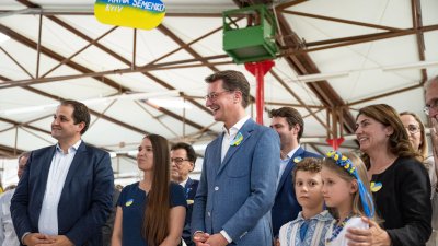 Ministerpräsident Hendrik Wüst besucht Spendenlager des Deutsch-Ukrainischen Vereins Blau-Gelbes Kreuz in Köln