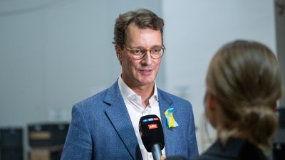 Ministerpräsident Hendrik Wüst besucht Spendenlager des Deutsch-Ukrainischen Vereins Blau-Gelbes Kreuz in Köln