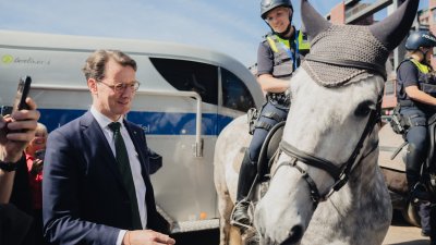 Ministerpräsident Wüst besucht die Ausstellung vor der Lanxess Arena