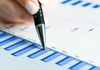 Bild mit Diagramm und Kugelschreiber