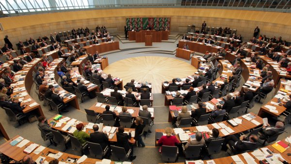 Bild zeigt den plenarsaal des Landtags NRW